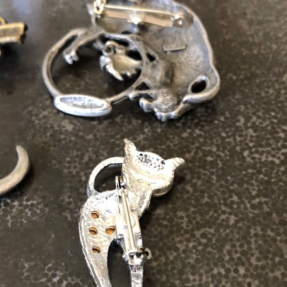 4 Silver tone cat brooches - Picture 7 of 10